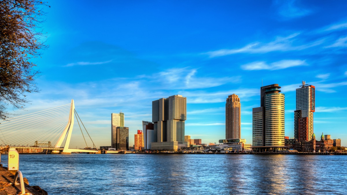 Die Skyline von Rotterdam, wo Guardian360 ansässig ist
