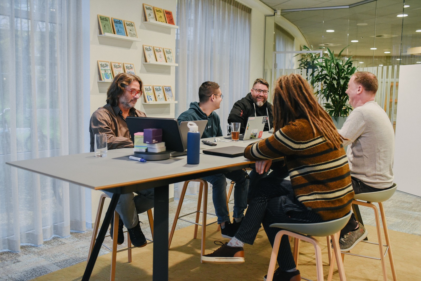 Das Guardian360-Team arbeitet zusammen im Büro in Rotterdam